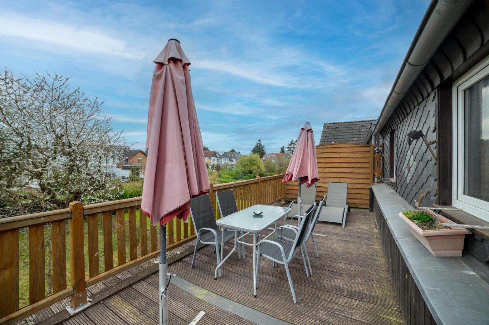 Cozy Villa With Garden, Balcony And Parking Area In Duesseldorf Exterior foto